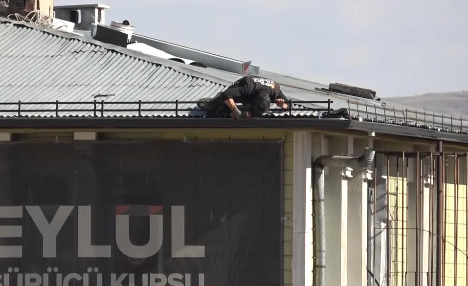 Sivas'ta yürekleri ağza getiren görüntüler: Ölümle burun buruna çalıştılar