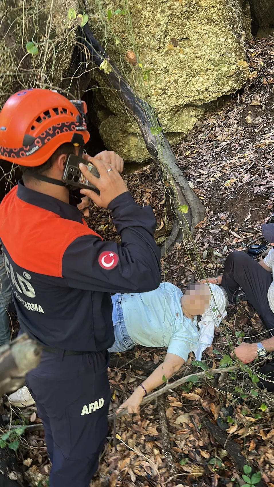 Kurşunlu Şelalesi'nde korku dolu anlar: Kayalık yolda dengesini kaybeden turist metrelerce sürüklendi