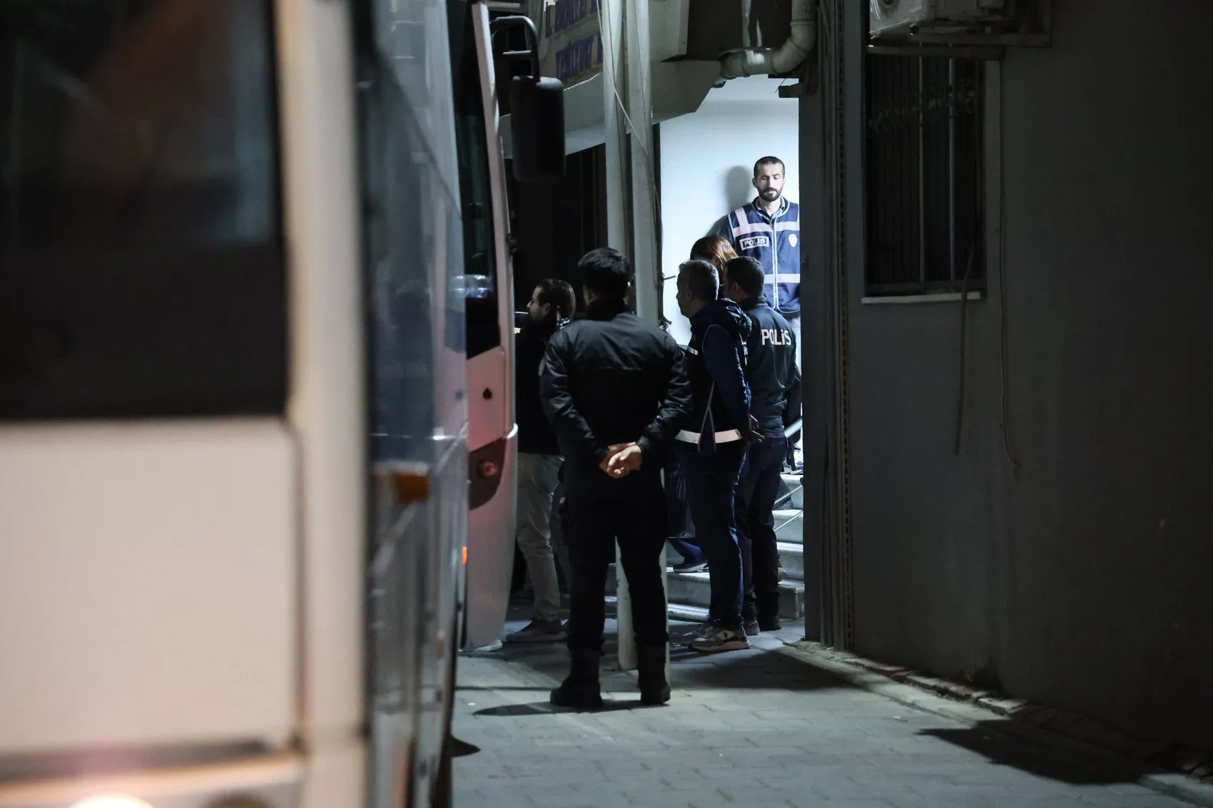 Bayraklı Belediyesi'nde rüşvet ve ihale operasyonu: Eski başkan dahil 43 kişi hakim karşısında