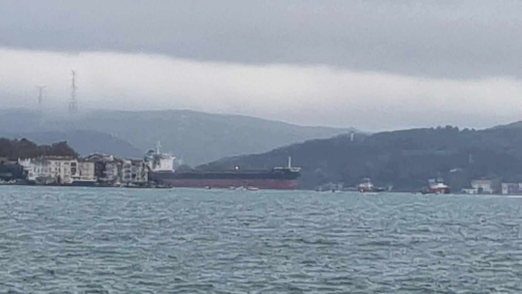 Saldırıya uğrayan dev gemi İstanbul Boğazı'ndan geçti: Trafik durduruldu