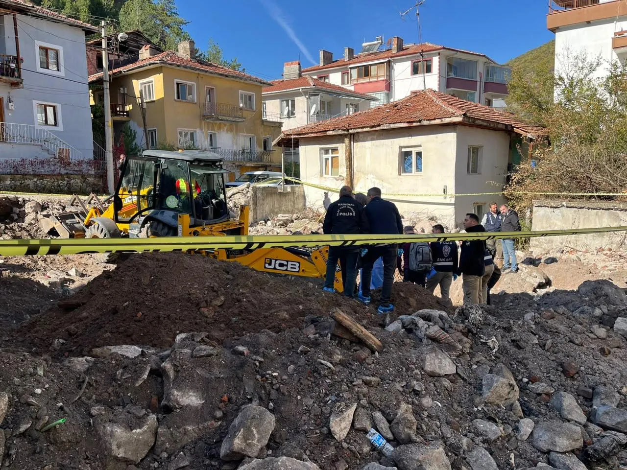 17 yıllık sır yangınla ortaya çıktı: Evin zemininde dehşet verici bulgular