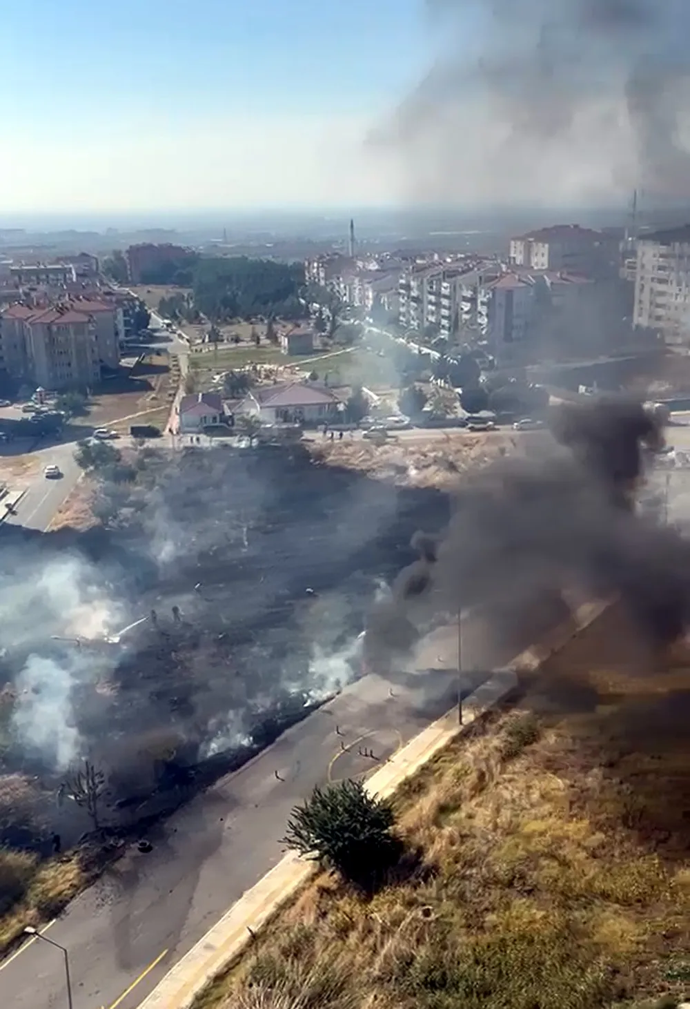Edirne'de alevlerin ortasında kalan otomobil için mahalleli tek yürek oldu