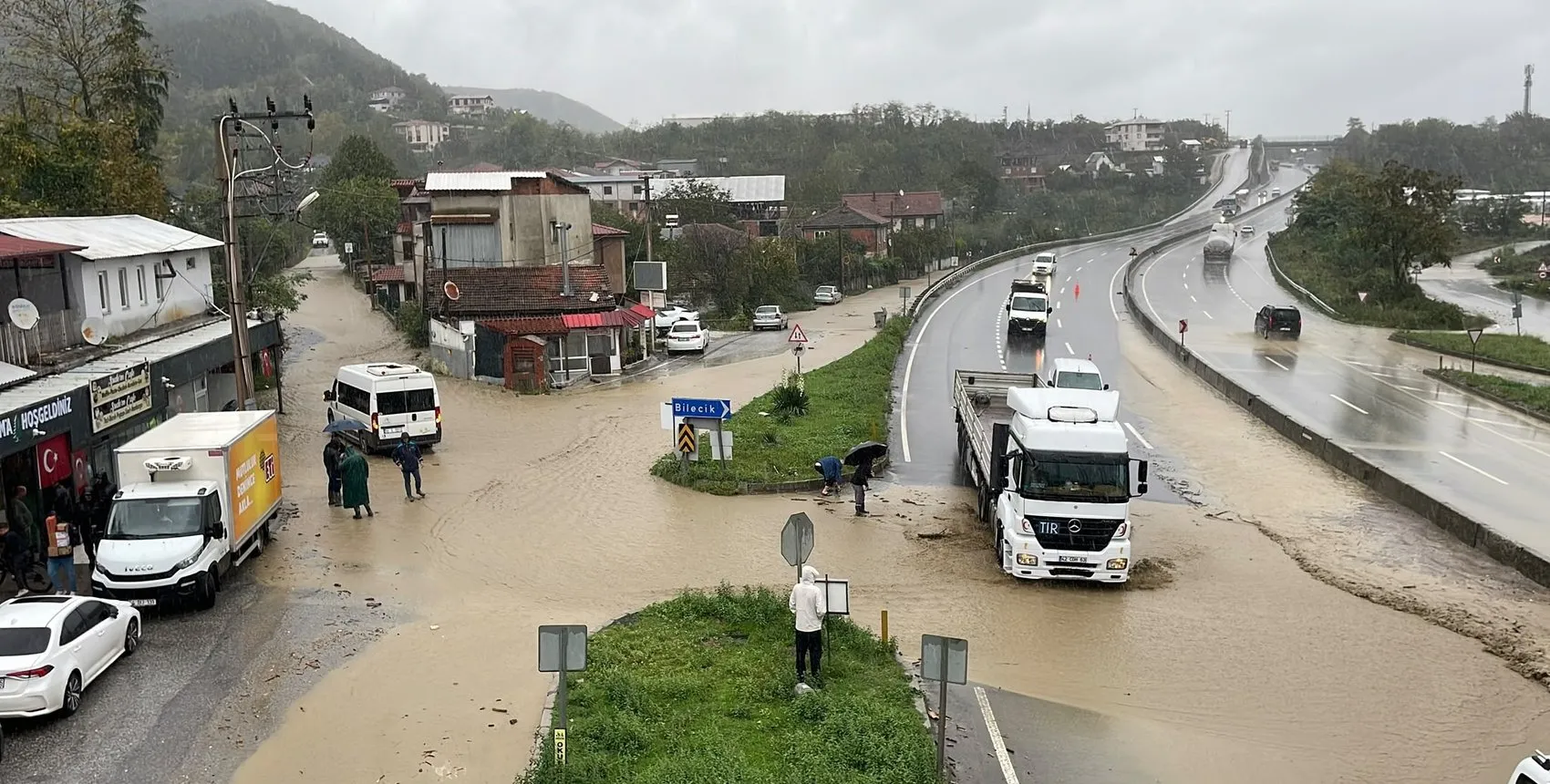 Sakarya'da sağanak kabusu: D-650 kara yolunda sürücüler zor anlar yaşadı