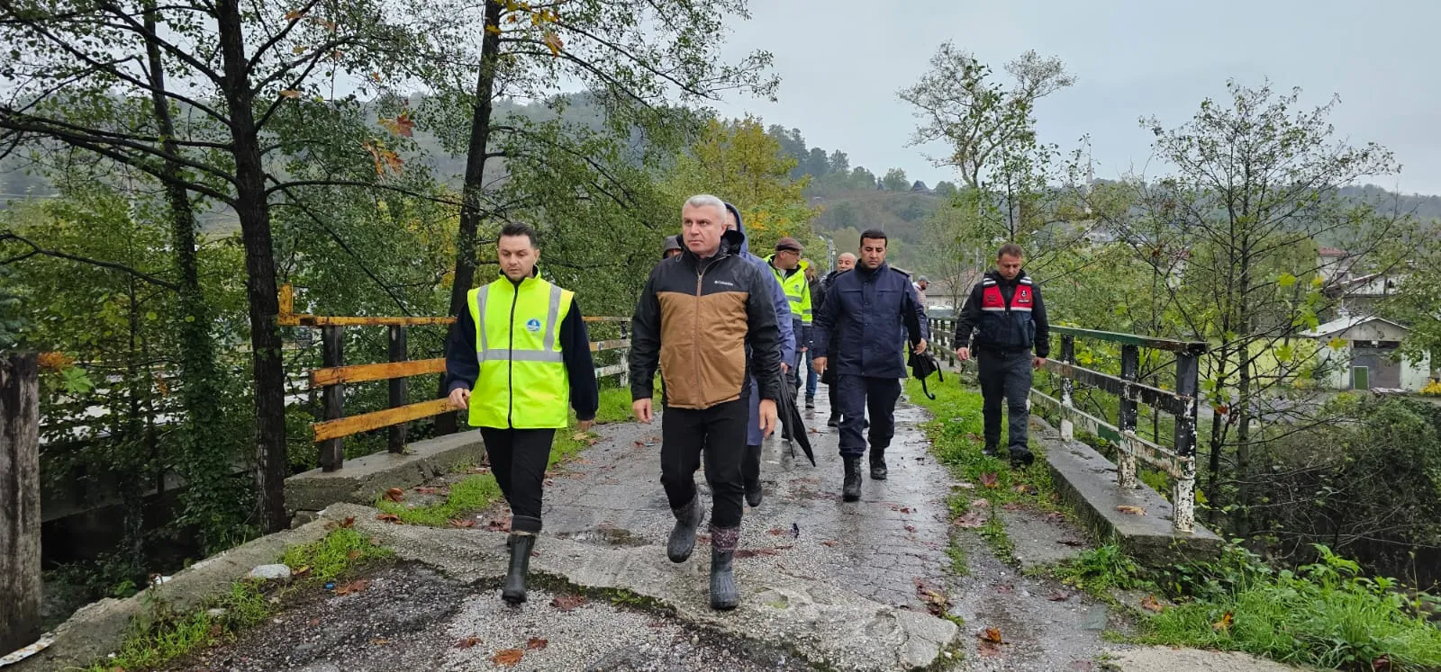Sapanca'da selin izleri silinmeye çalışılıyor: Köprüler yıkıldı, araçlar sulara gömüldü