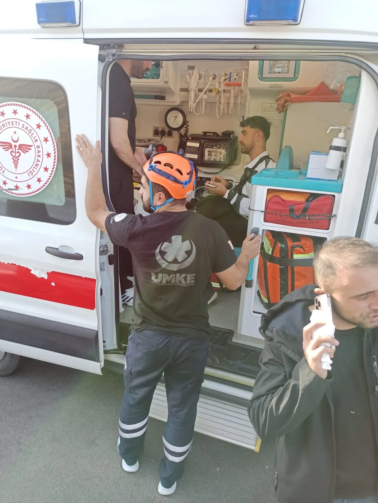 Bingöl kara yolunda dehşet anları: Yolcu midibüsü yan yattı