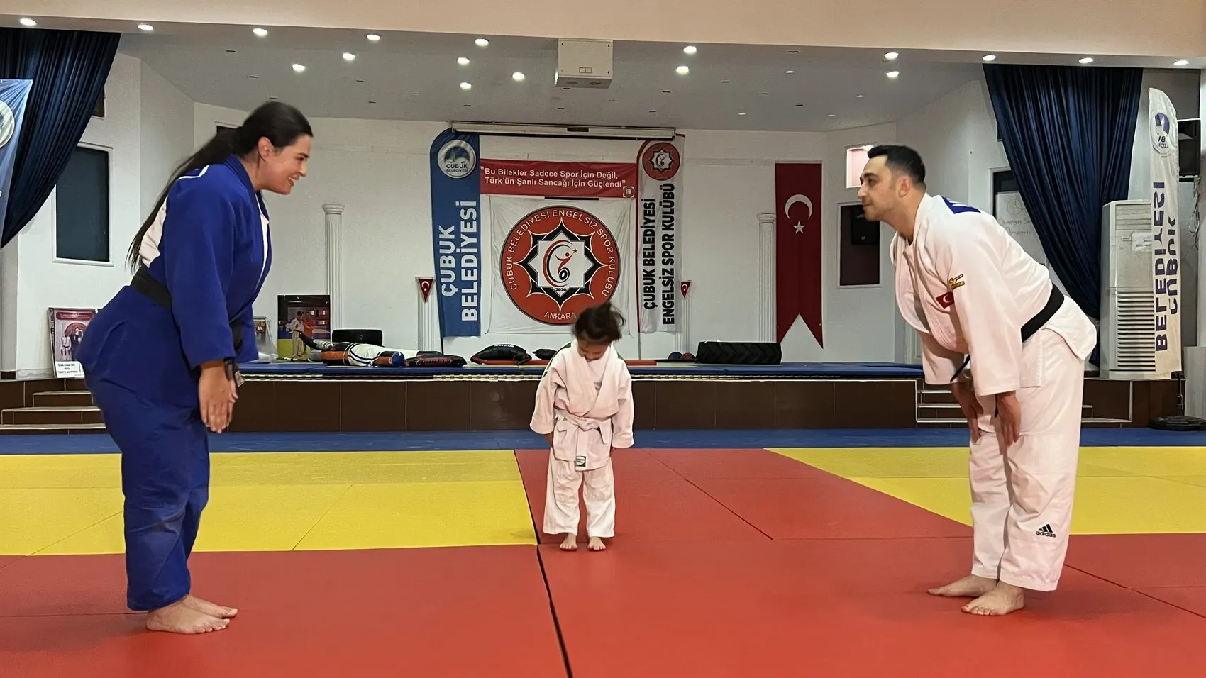 Minik Miray minderin tozunu attırdı: Anne ve babası onun izinden gitti