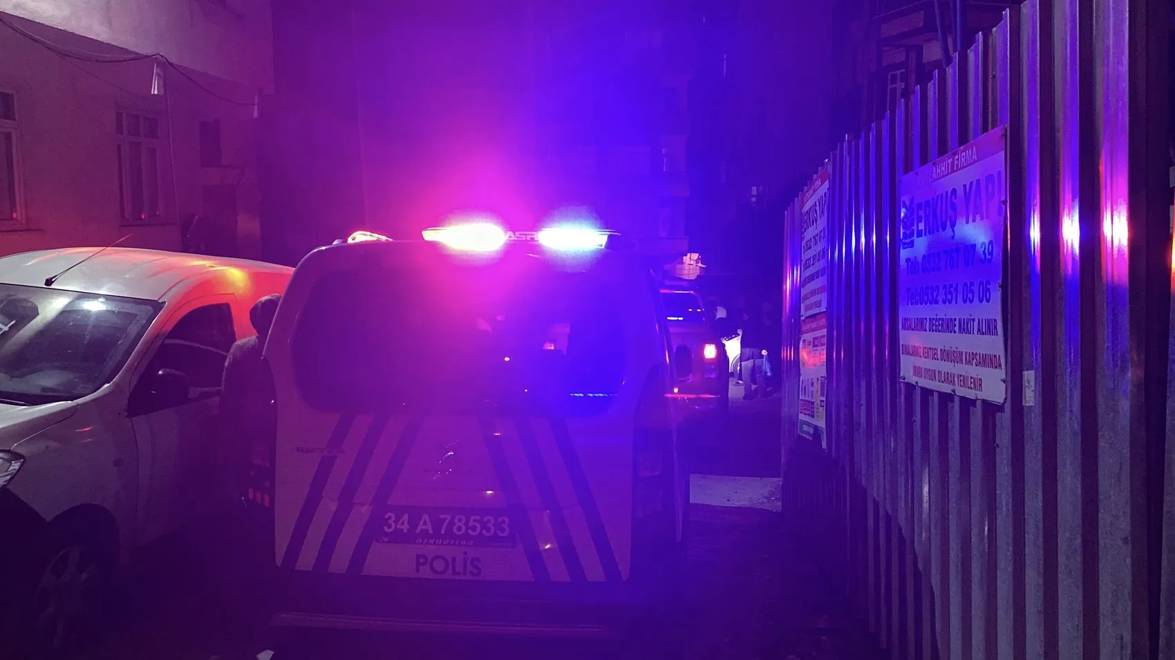 Esenler'de gece yarısı korkutan alevler: Beş katlı binanın çatısı küle döndü