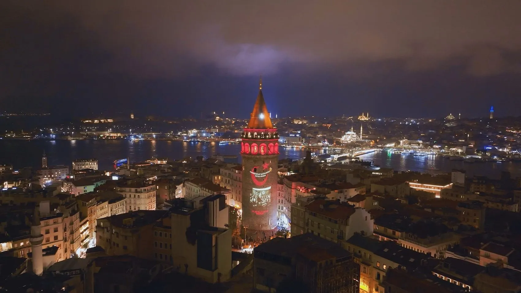 İstanbul'un silüetinde Cumhuriyet coşkusu: Galata Kulesi'nde görsel şölen