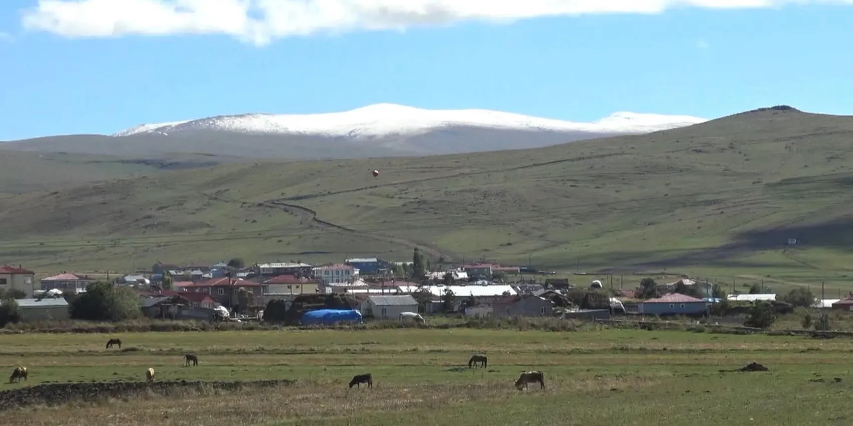 Ardahan'da mevsim geçişi: Zirveler beyaz örtüyle tanıştı
