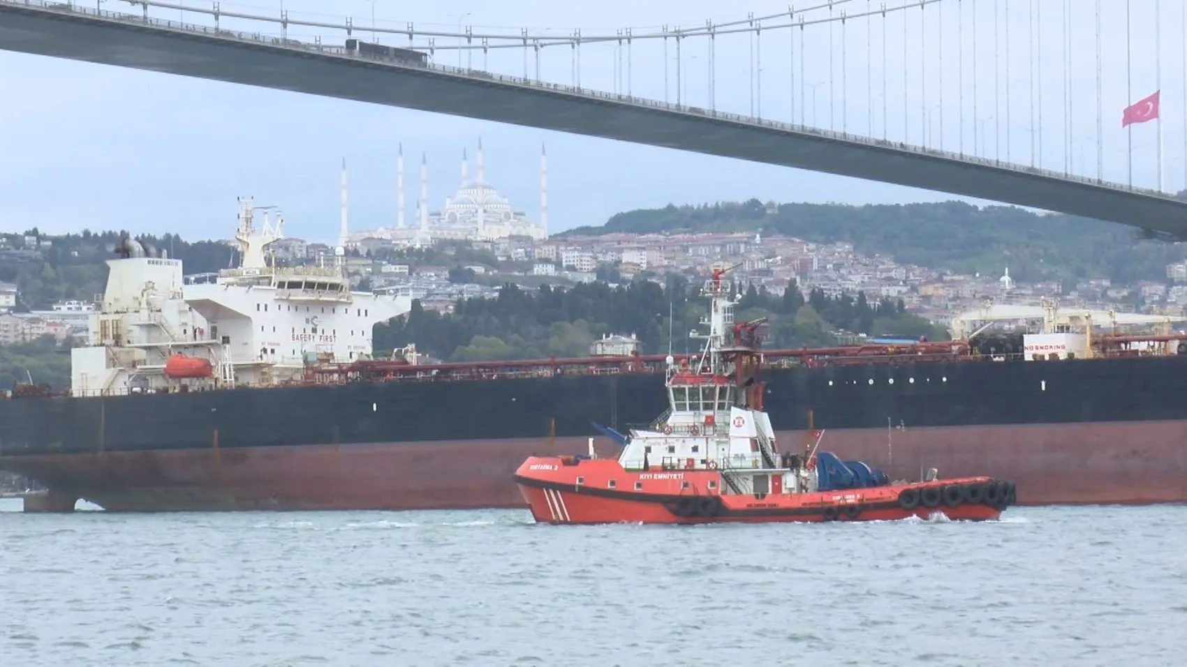 Saldırıya uğrayan dev tanker İstanbul Boğazı'nı kilitledi