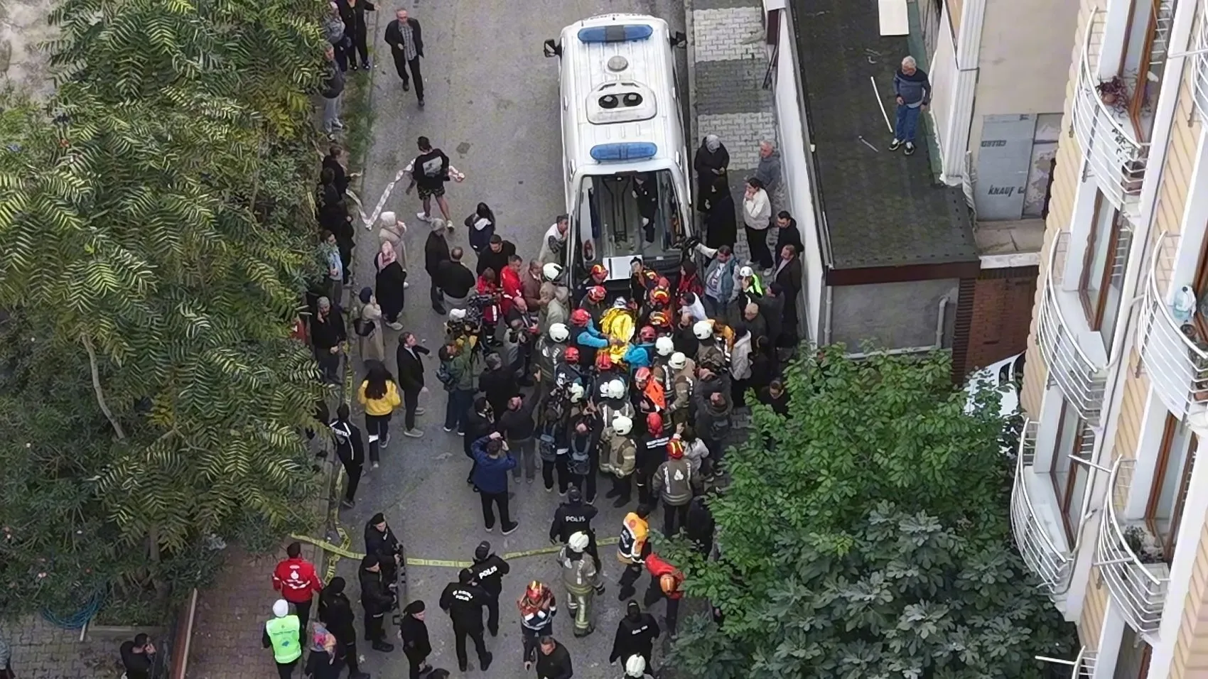 Maltepe'de dehşet anları: Yedi katlı binanın alt katları bir anda çöktü