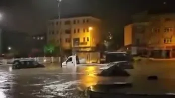 Armutlu'da dehşet anları: Sel suları hem aracı hem vatandaşı yuttu
