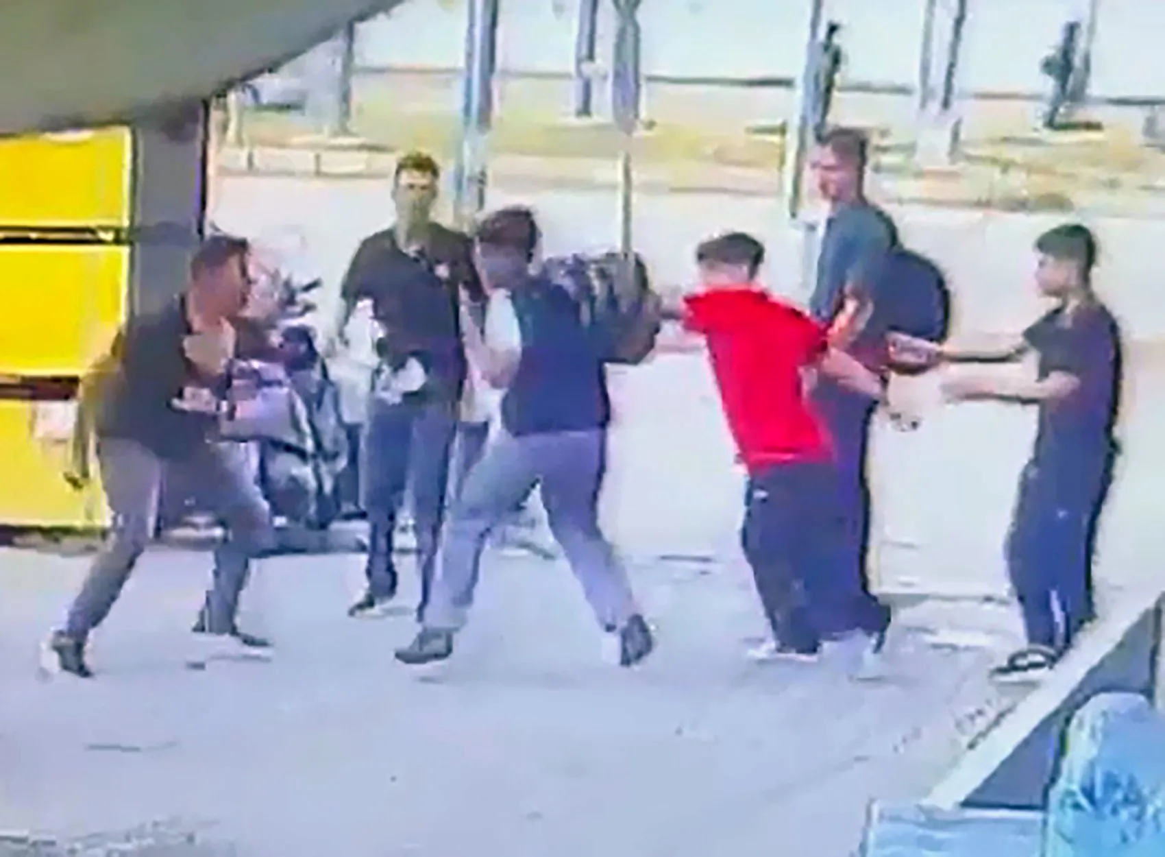 Adana'da dehşet anları: Sokak ortasında akran şiddeti kamerada