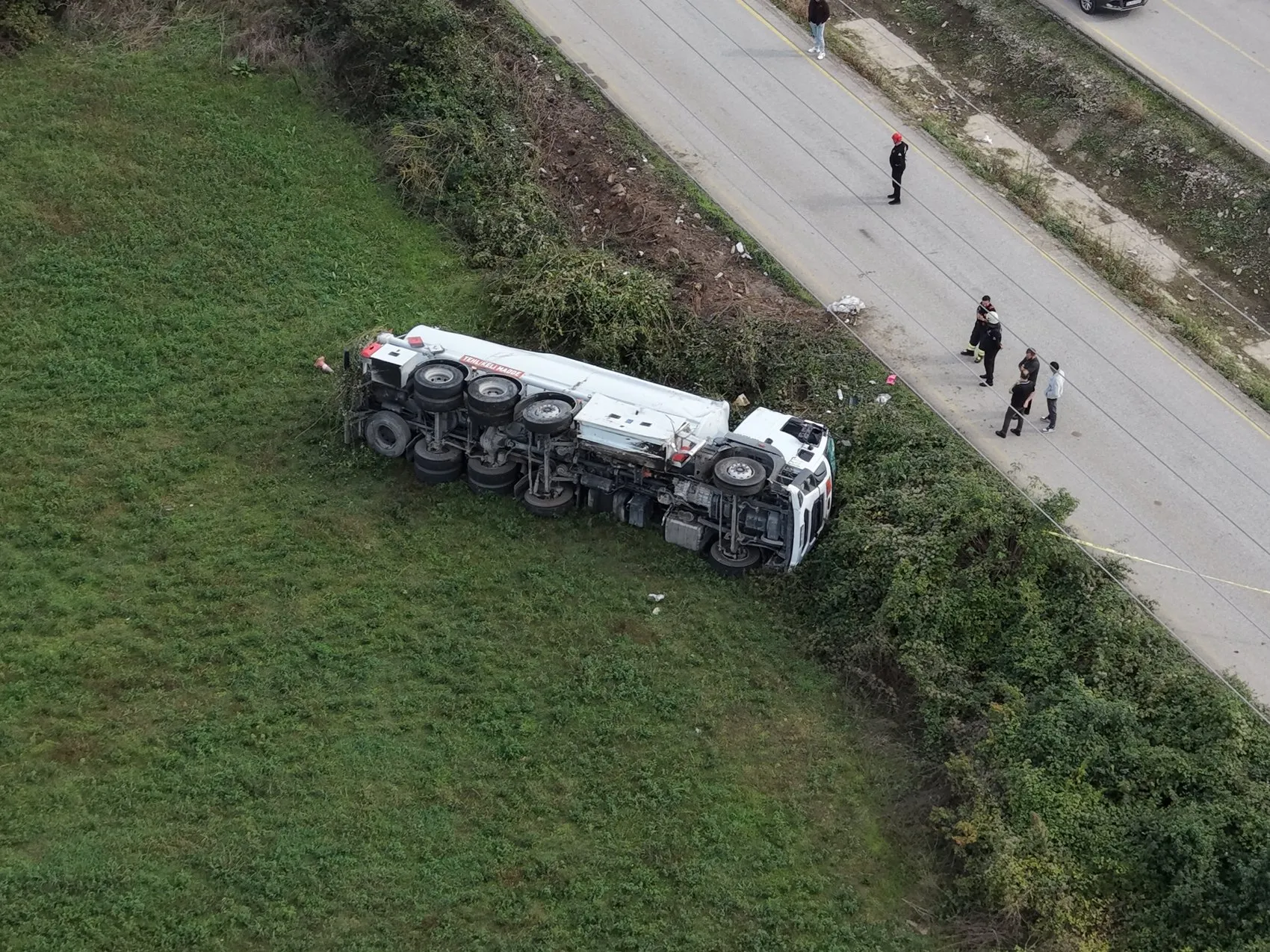Düzce'de korkutan kaza: Akaryakıt tankeri devrildi, bölgede elektrikler kesildi