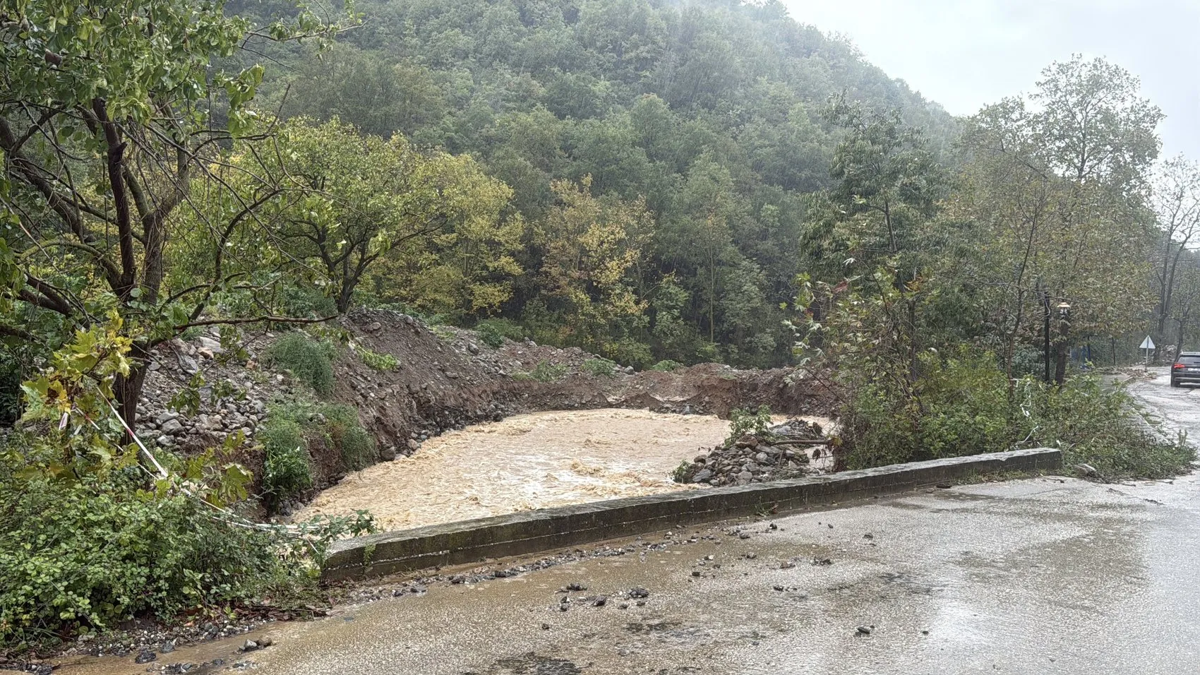 Yalova'da bir aylık yağış 24 saatte düştü: Dere yatakları taştı, mahsur kalanlar kepçeyle kurtarıldı