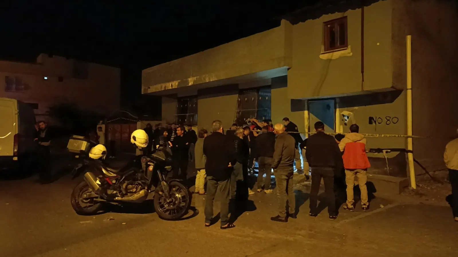 Yüreğir'de gece yarısı dehşeti: Evin kapısına EYP bırakıp kaçtılar
