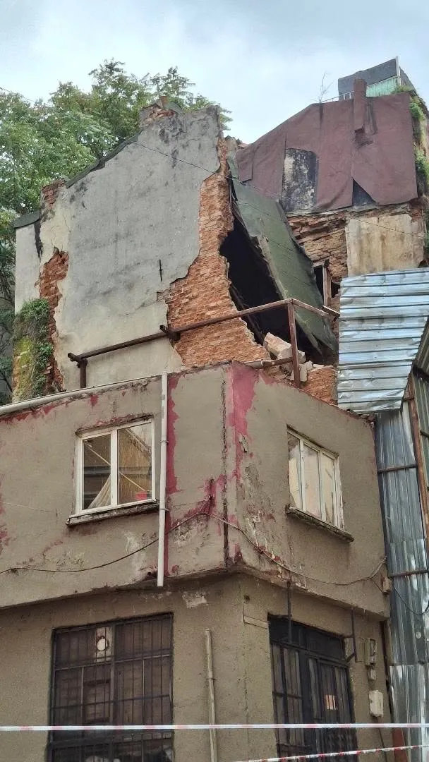 Beyoğlu'nda korkulan oldu: Dört gün önce uyarı veren bina yerle bir oldu
