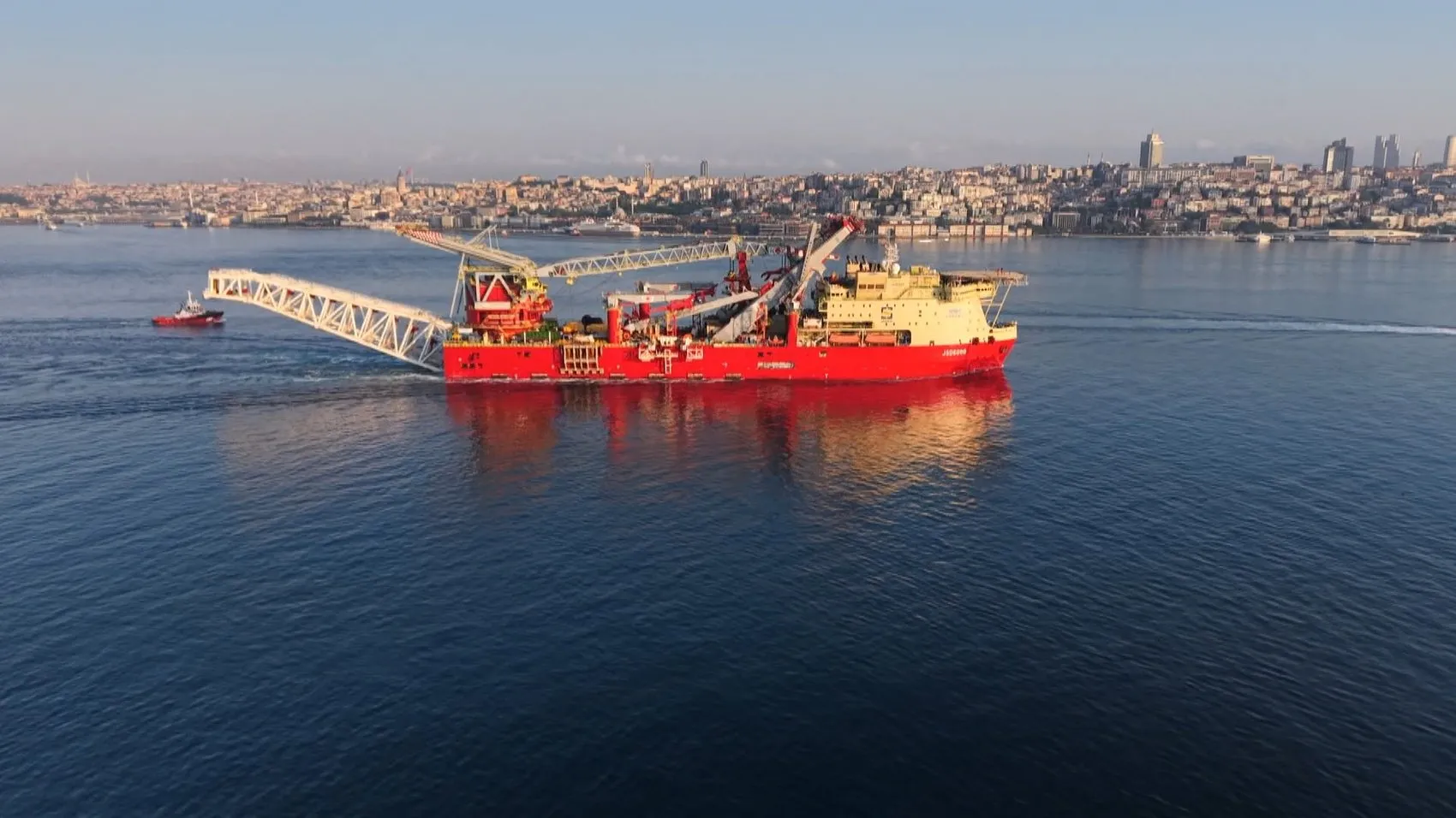 Devasa boru döşeme gemisi İstanbul Boğazı'nı bir kez daha arşınladı