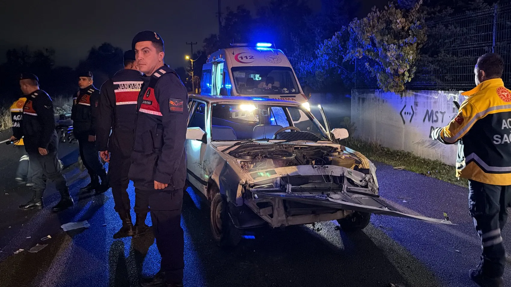 Kütahya'da gece yarısı dehşeti: Takla atan otomobilde dört kişi yaralandı