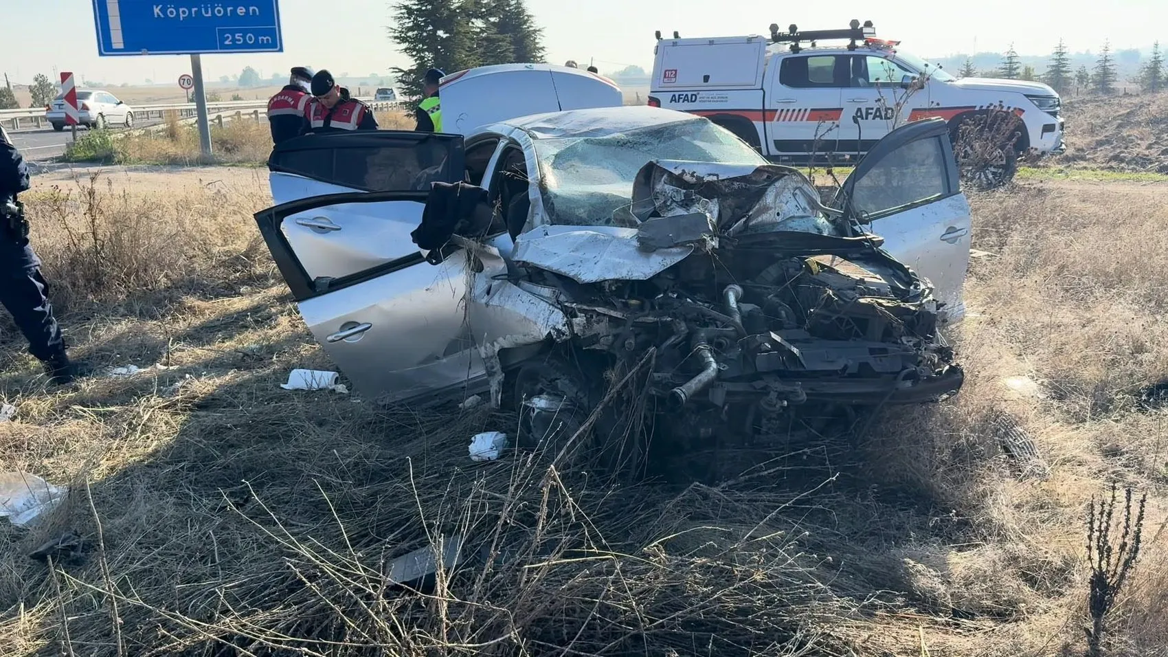 Kütahya yolunda dehşet anları: Takla atan araç tarlaya savruldu