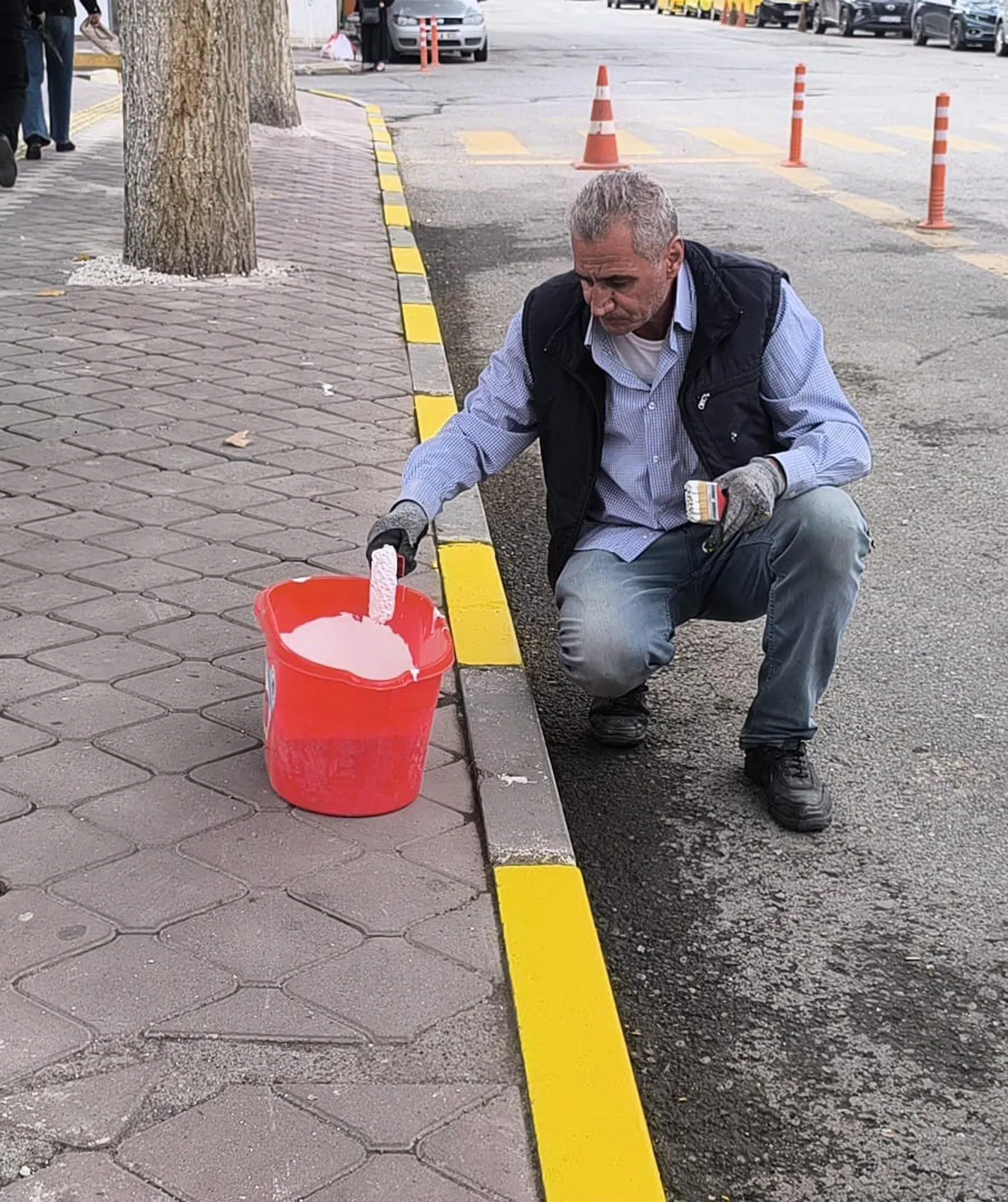 Iğdır'da cadde ve sokaklar değişiyor: Valilik personeli fırçayı eline aldı