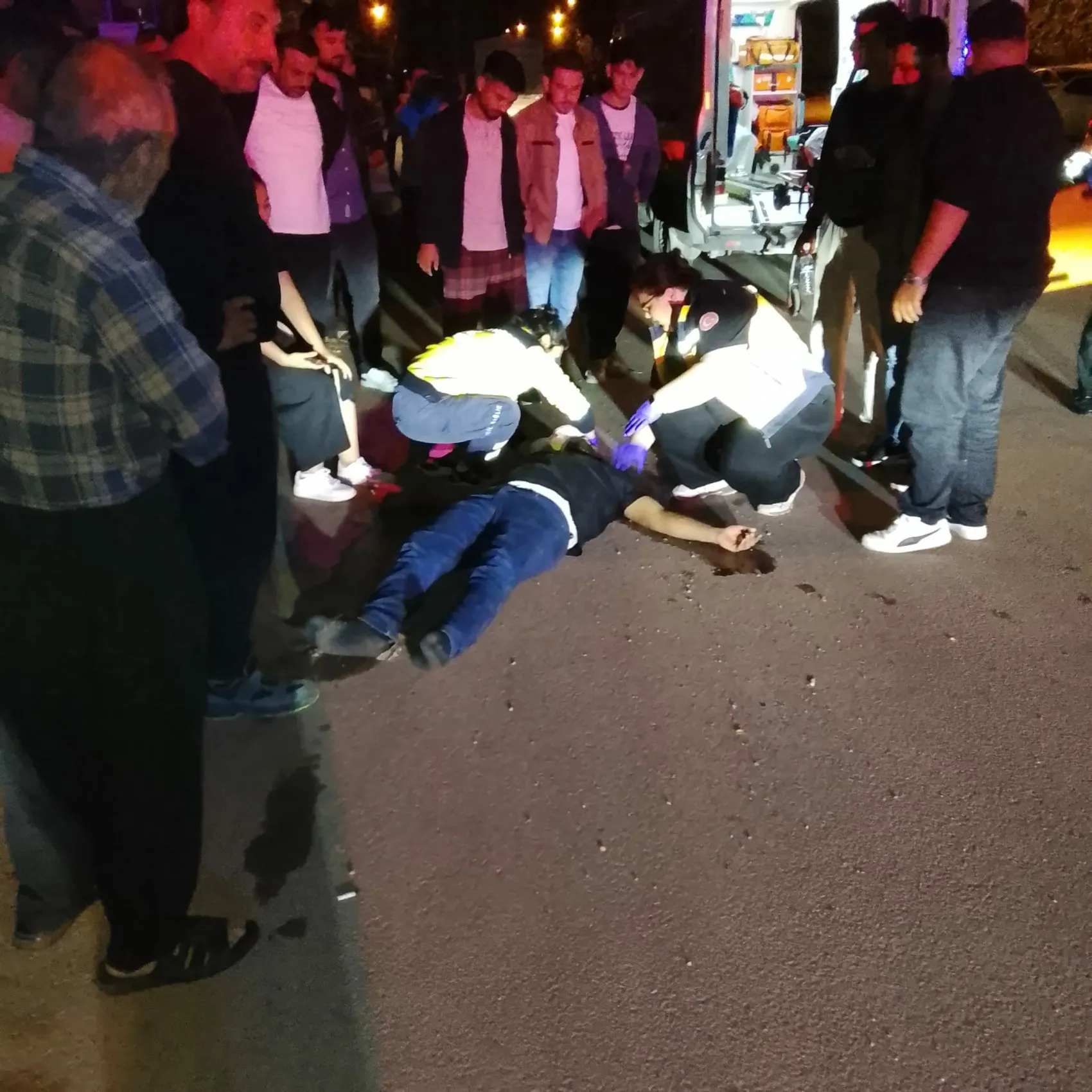 Kozan'da gece yarısı şiddetli çarpışma: Park halindeki araca çarpan otomobilde iki kişi yaralandı