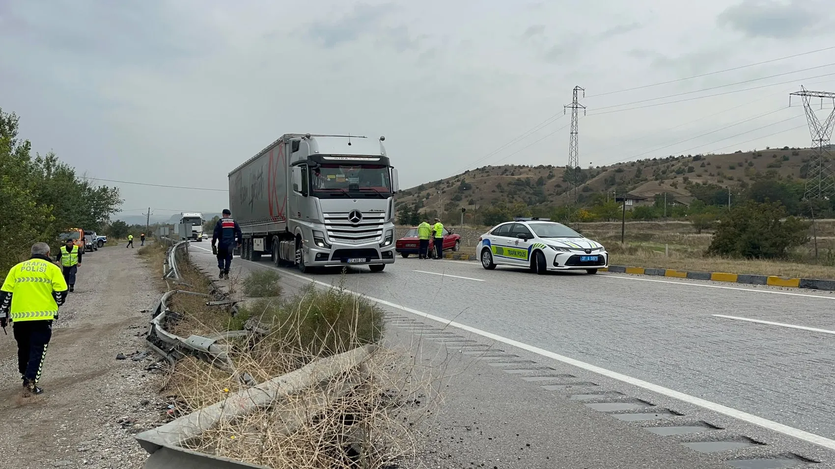 Tosya yolunda dehşet anları: Minibüs taklalar atarak şarampole uçtu