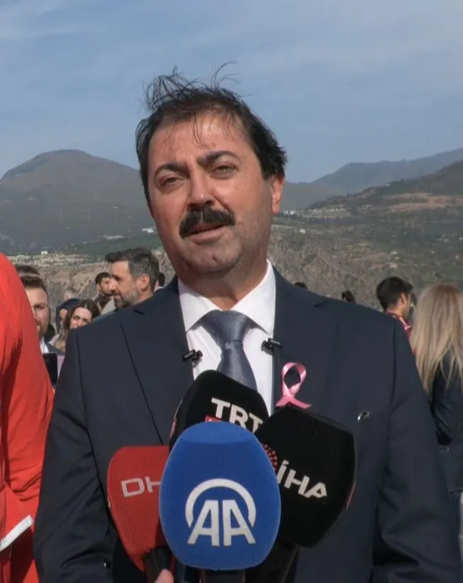 Çoruh Nehri'nin devasa gövdesinde kansere karşı umut dolu mesaj: Erken teşhis hayat kurtarır
