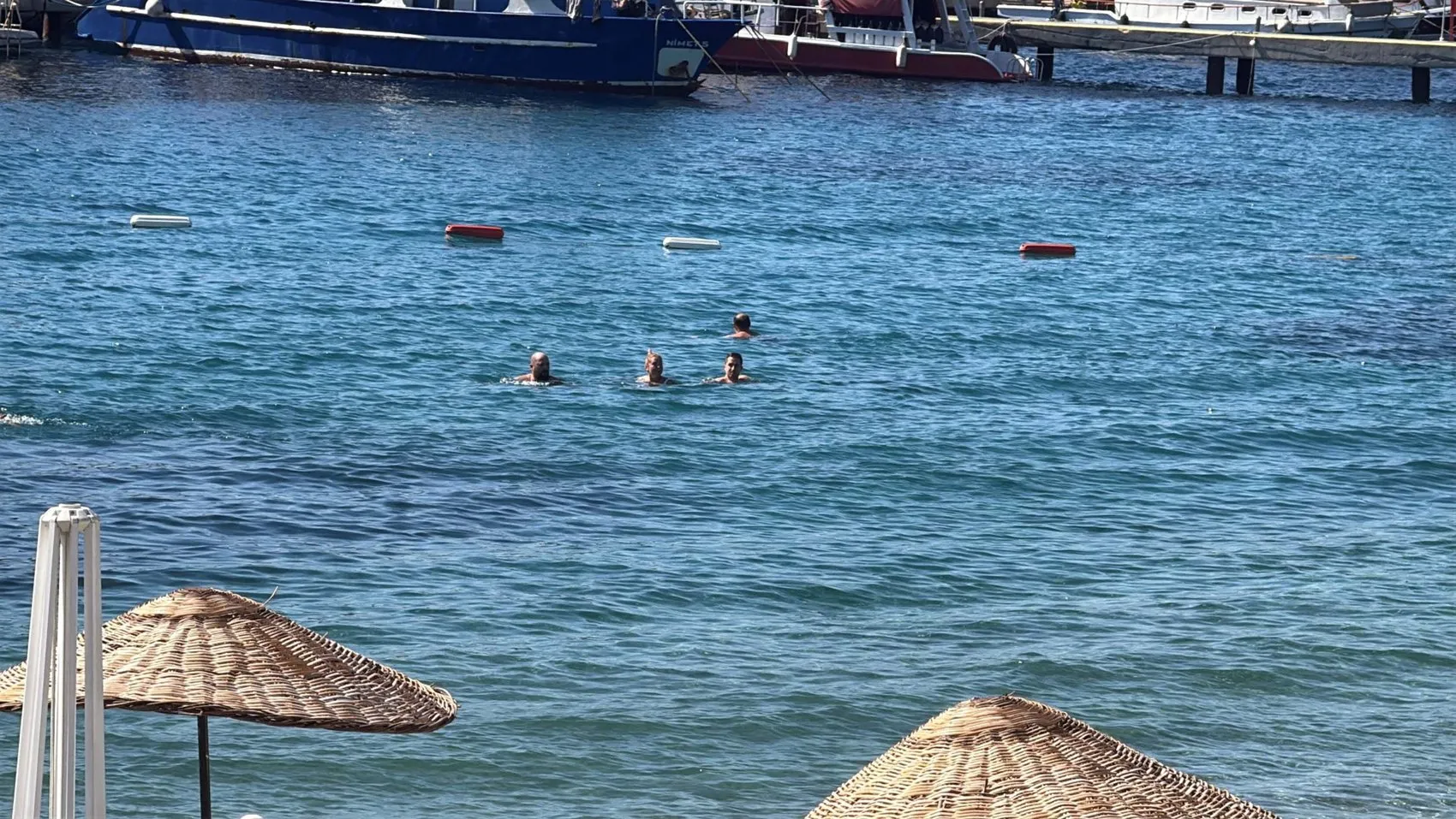 Ekim ayında Bodrum sahillerinde yazdan kalma günler: Turistler denizden çıkmıyor