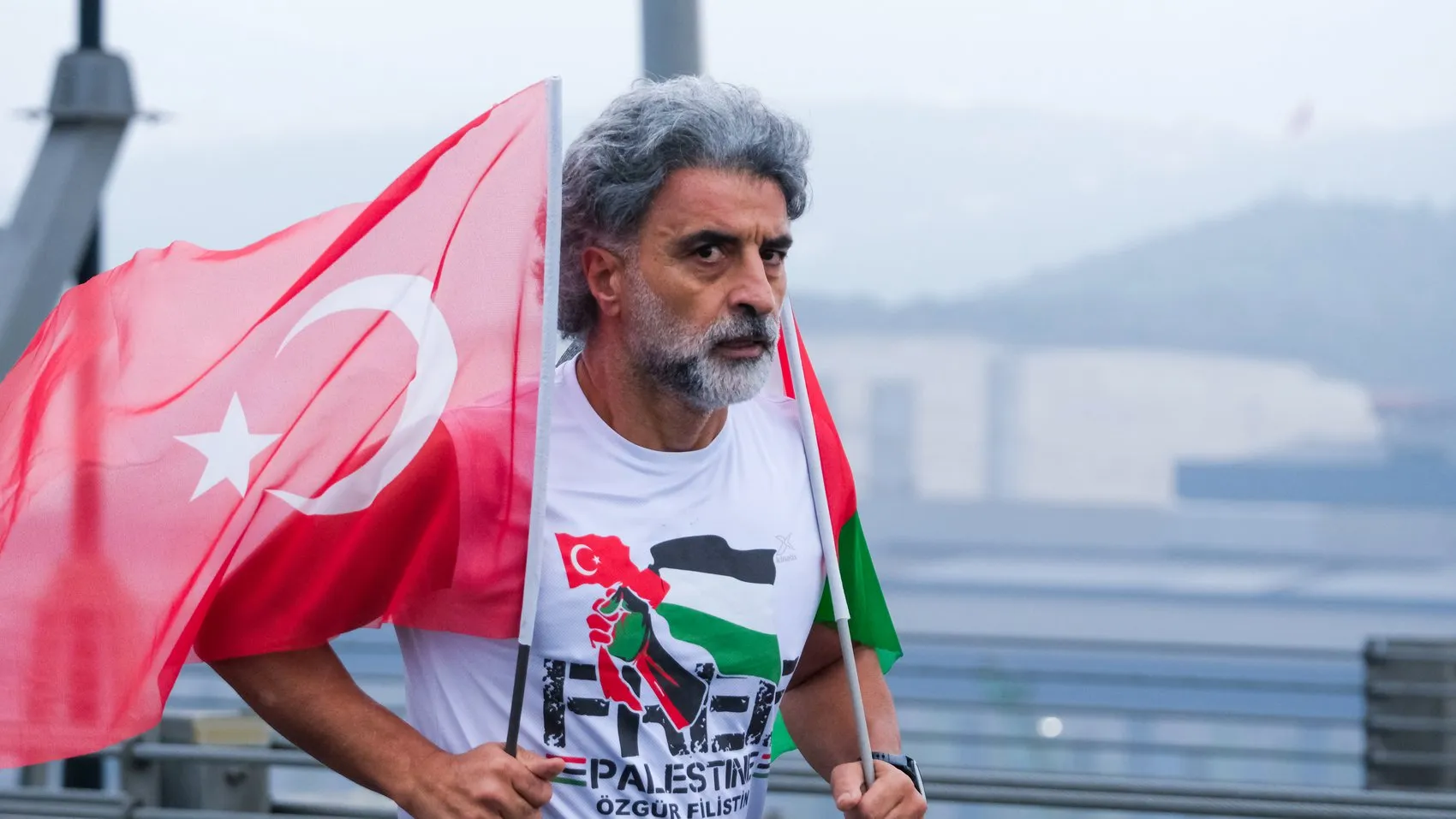 Dev köprüde tarihi buluşma: Cumhuriyet coşkusu 6 bin 500 adımla zirveye taşındı
