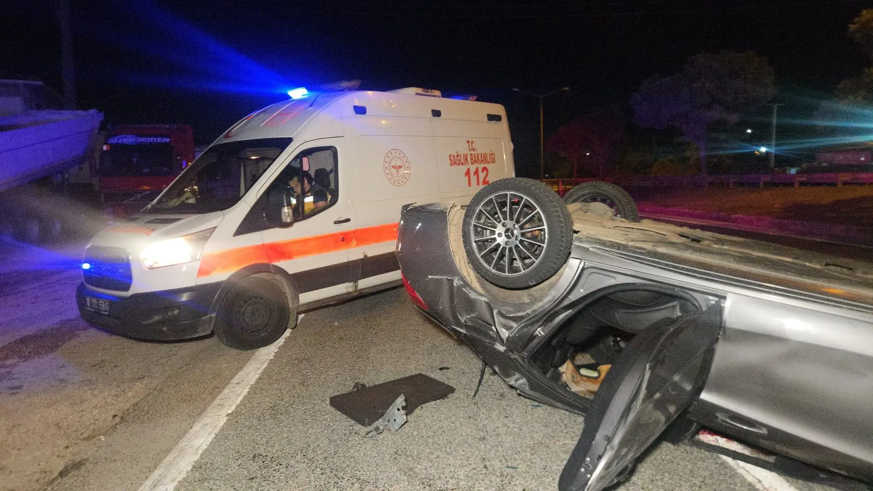 Bursa-Yalova yolunda sabah dehşeti: Otomobil takla attı, üç kişi hastanelik oldu