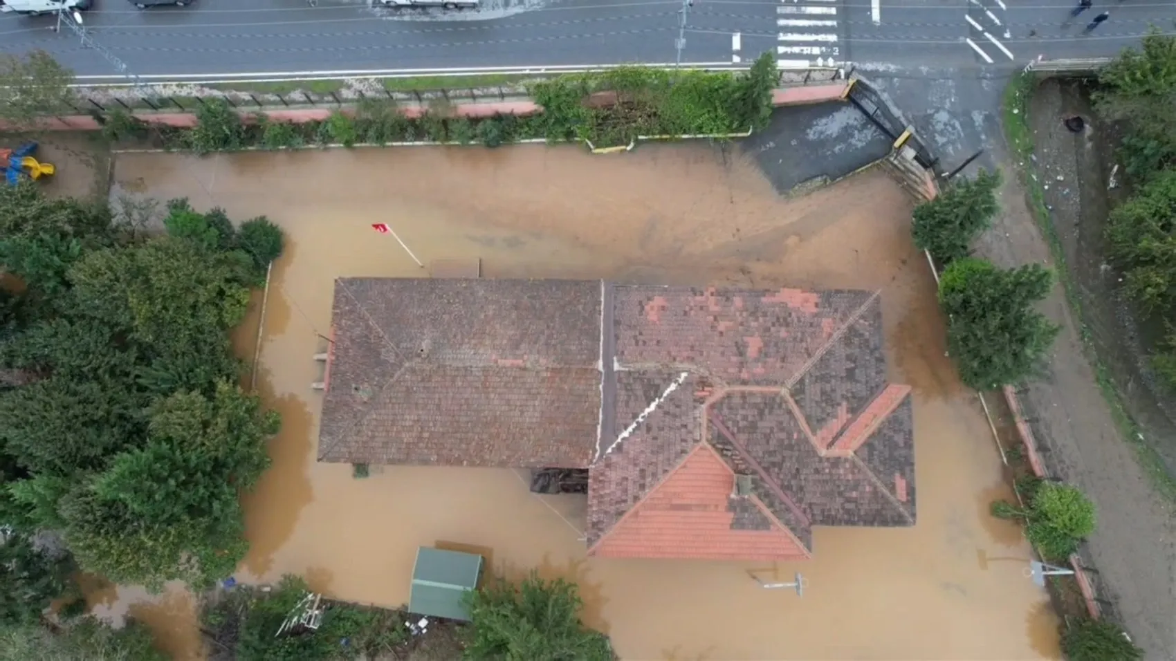 İstanbul'da kabus dolu anlar: Dere taştı, ana arter çöktü