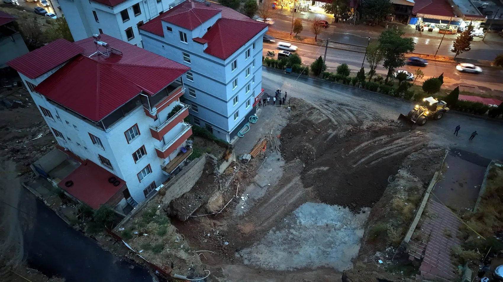 Kahramanmaraş'ta temel kazısı kabusu: Müteahhit kaçtı, mahalleli çaresiz kaldı