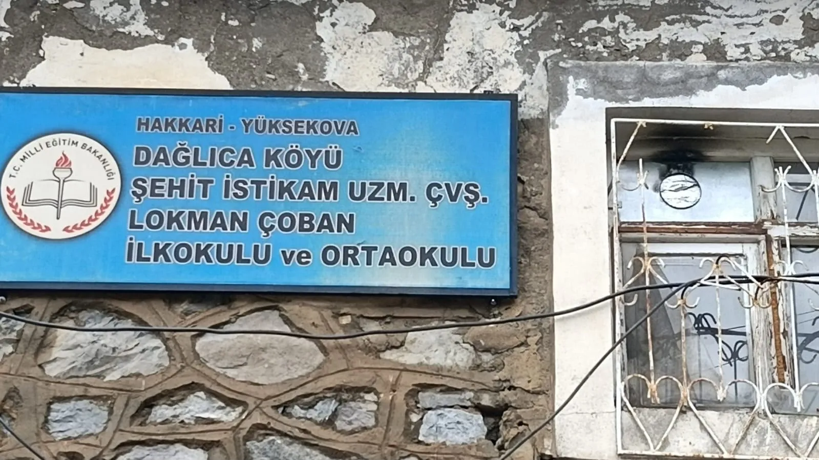 Alevlerin sardığı okulda köylülerin örnek davranışı: Bayrağı yere düşürmediler