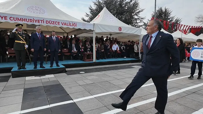 Düzce'deki tören geçişinde o isim yine tüm dikkatleri üzerine çekti