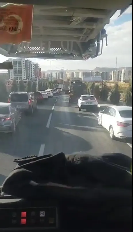 Mardin trafiğinde örnek dayanışma: İtfaiyeye yol açmak için fermuar oldular