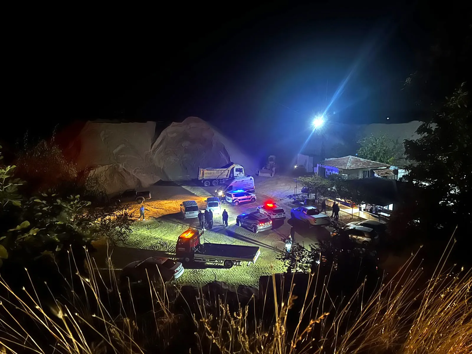 Edirne'de gece yarısı dehşeti: Kum ocağında park halindeki araçlar küle döndü