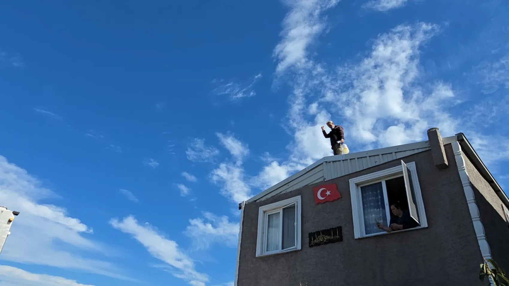 Mudanya'da yıkım gerilimi: Çatıya benzin bidonuyla çıktı, saatlerce direndi