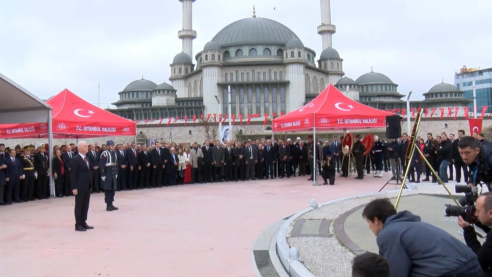 Taksim'de Cumhuriyet coşkusu: Anıt önünde resmi tören düzenlendi