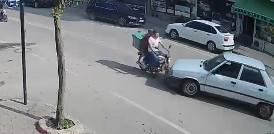 Kozan'da dehşet anları: Güvenlik kamerasına yansıyan kazada motosikletli çift yaralandı