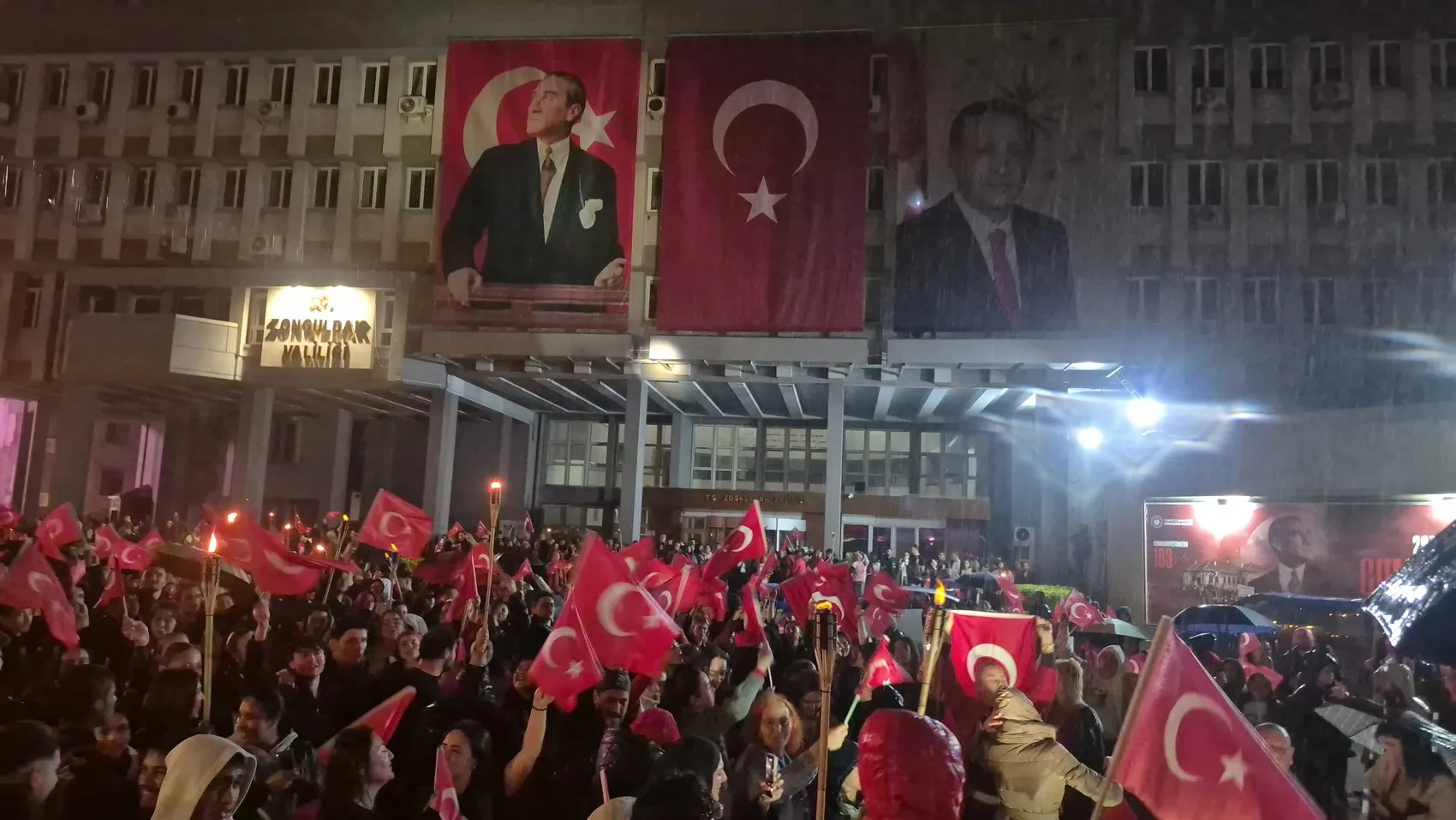 Zonguldak'ta sağanak yağışa rağmen Cumhuriyet coşkusu dinmedi