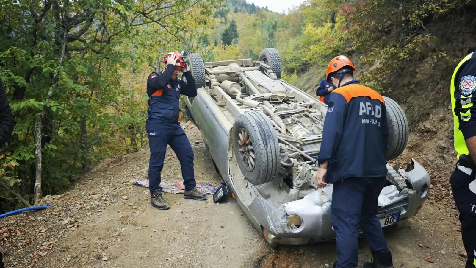 Artvin'de korkutan kaza: Freni boşalan kamyonet yamaca çarparak ters döndü