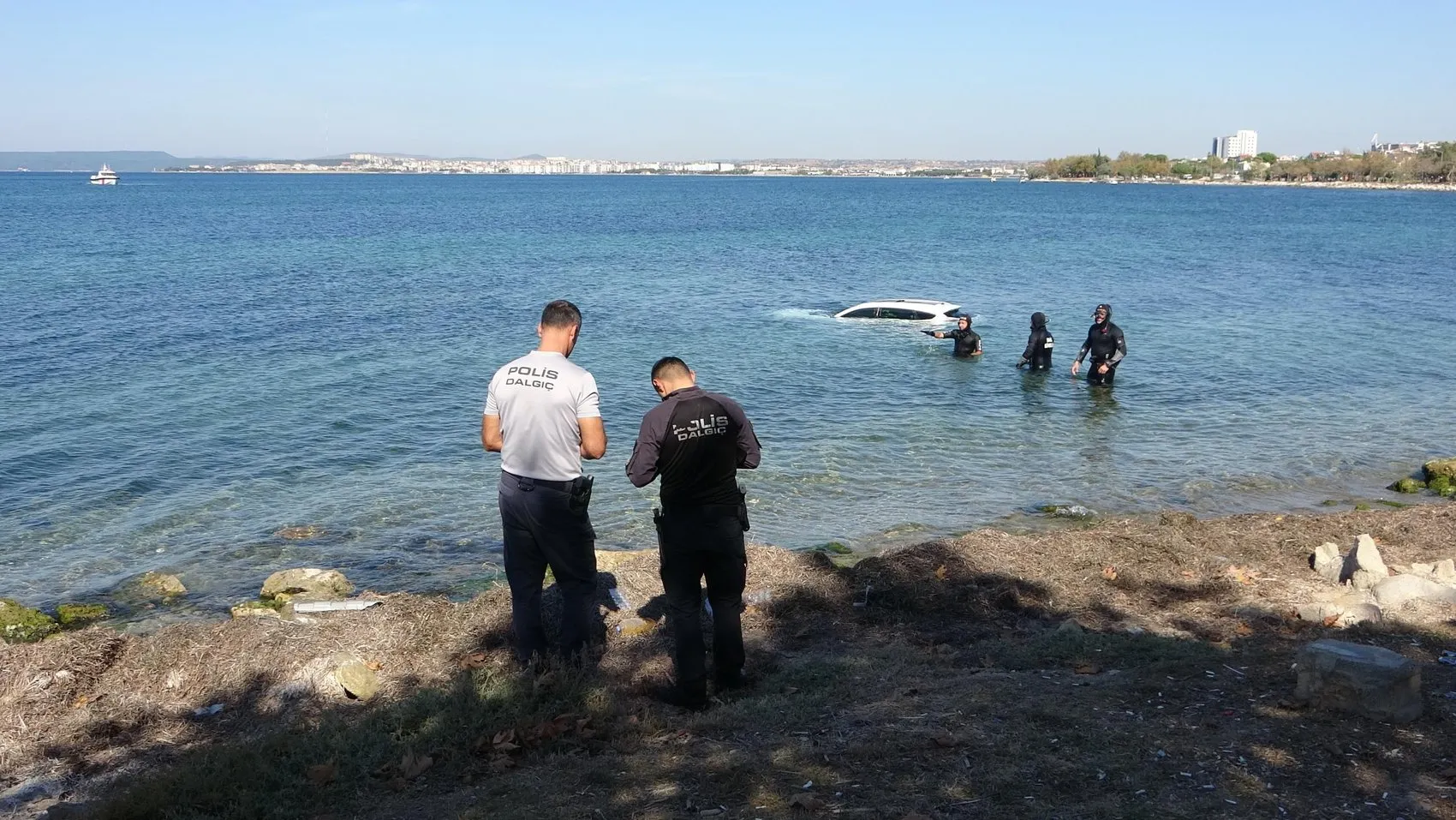 Sahil kenarında unutkanlık pahalıya patladı: Otomobil sulara gömüldü