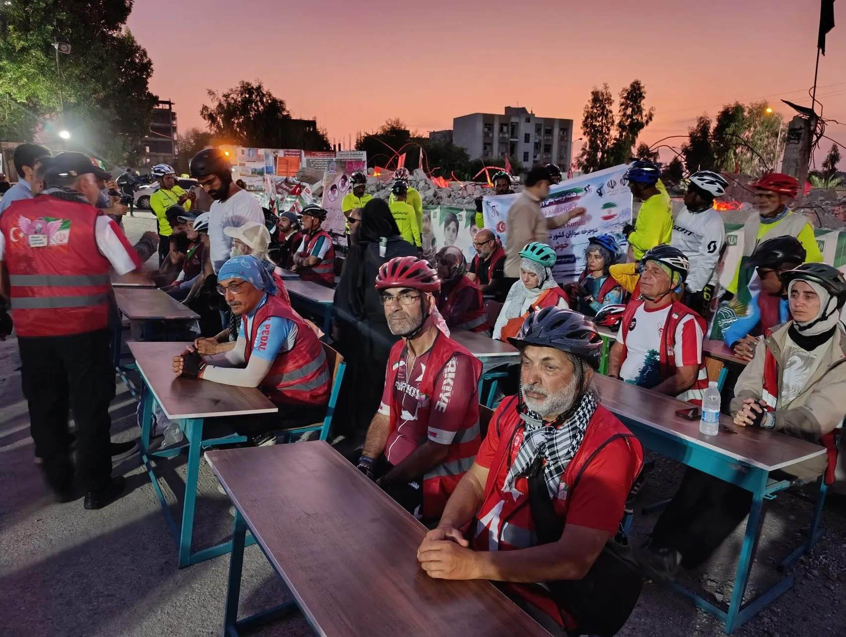 Diyarbakır'dan Minab'a 3 bin kilometrelik vefa yolculuğu: 168 çocuğun anısına pedal çevirdiler