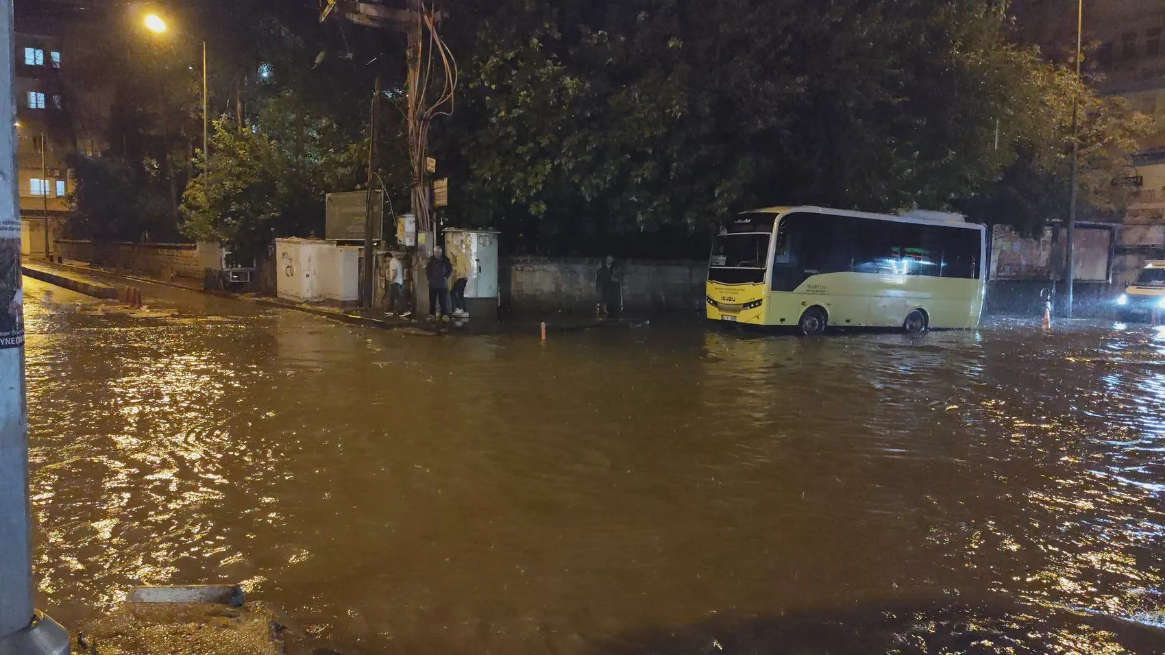Kızıltepe'de aniden bastıran sağanak hayatı felç etti: Sokaklar göle döndü