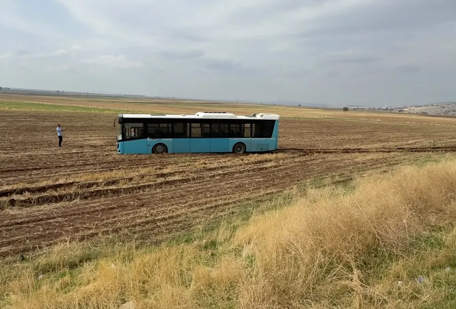 Diyarbakır'da korku dolu anlar: Freni boşalan otobüs tarlaya daldı
