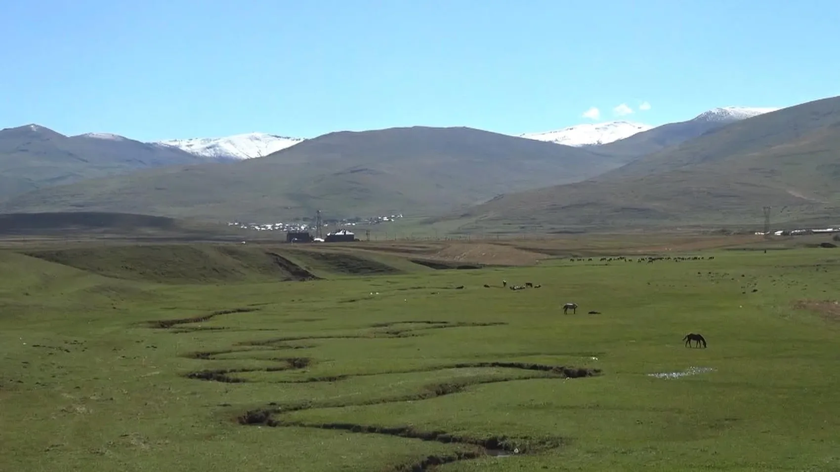 Ardahan'da mevsim geçişi: Zirveler beyaz örtüyle tanıştı