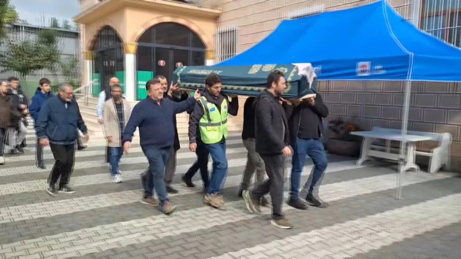 Maltepe'deki acı veda: 5 yaşındaki Gülce'nin tabutuna sedyeyle veda etti