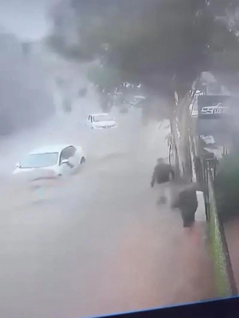 Sarıyer'de sular yükselirken o anı bekledi: Esnafın cesur hamlesi hayat kurtardı