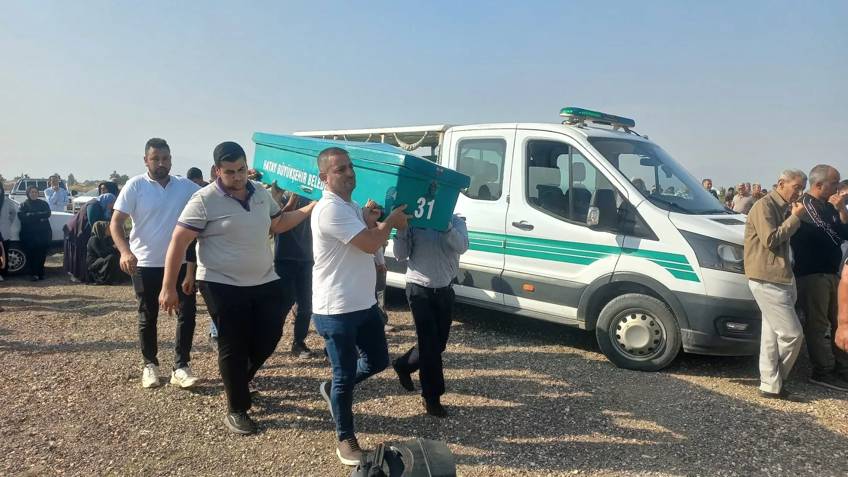 Reyhanlı'da yürek yakan veda: Anne ve minik kızı aynı tabutta son yolculuğuna uğurlandı